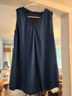 A.T.U.N. Navy V-Neck Sleeveless Tunic Top